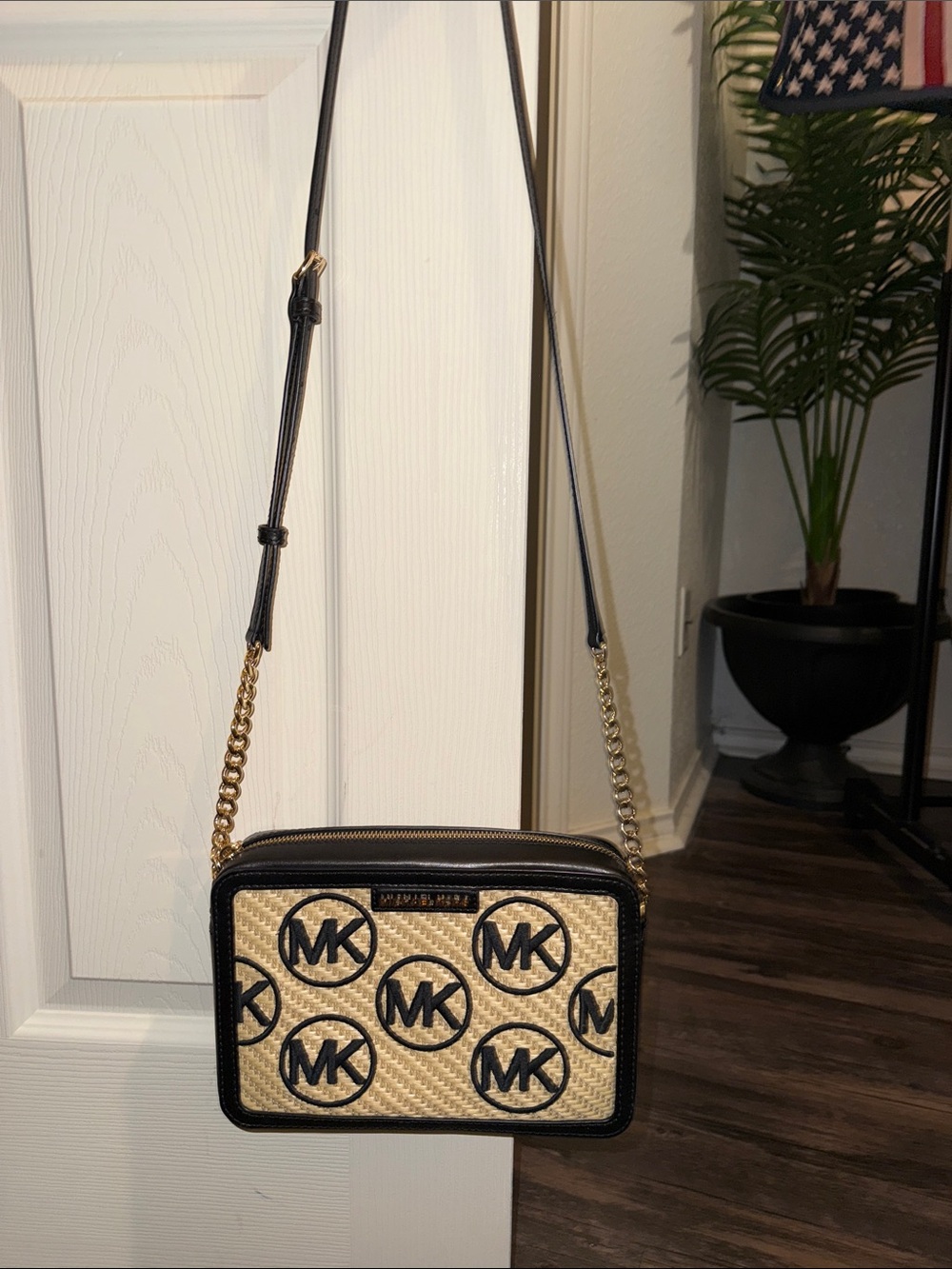 MICHAEL KORS, Black Leather Logo/ Straw Bag🔥🔥🔥 Gold detailed. Adjustable Strap!